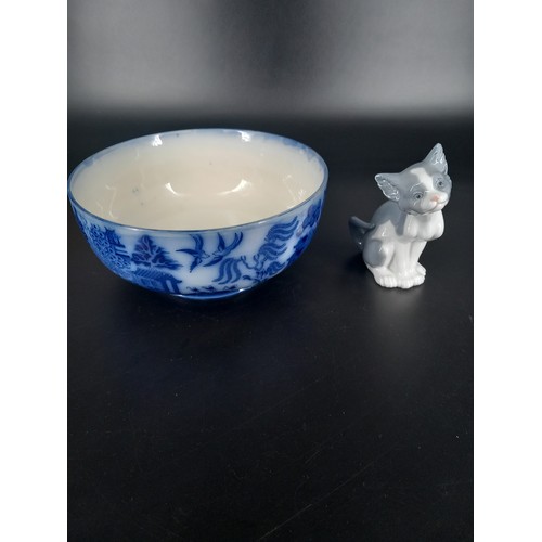 229 - A Doulton Burslem flow blue willow pattern bowl (9 inch diameter) with a boxed Lladro cat (14cm high... 