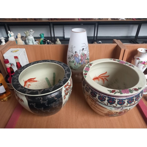 41 - Two chinese style fish bowls/jardineres together with a lamp