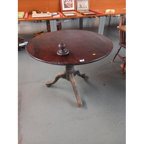 108 - A Georgian mahogany tilt top table on tripod base