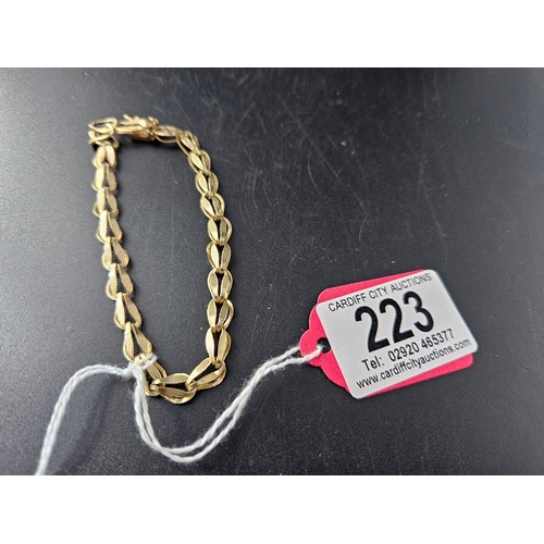 223 - A 9k gold bracelet - weight 7.5 grams