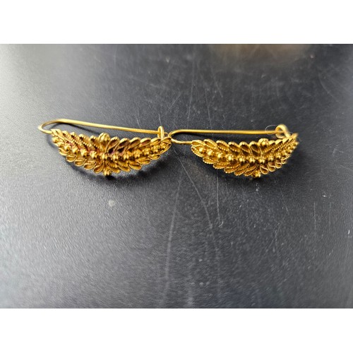 226 - Two pairs of leaf design 18k gold earrings (pierced ears) - total weight is 8 grams