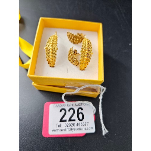 226 - Two pairs of leaf design 18k gold earrings (pierced ears) - total weight is 8 grams