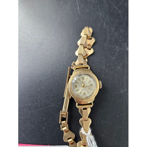 227 - An Avia ladies 9k gold wristwatch - both strap and case are 9k gold - weight of gold (excluding move... 