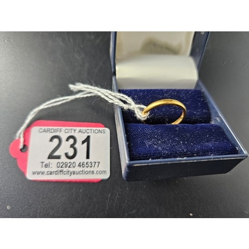 231 - A 22k gold wedding band - weight 2.5 grams