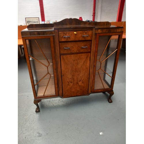 106 - A walnut art deco china cabinet

Height 130cm
Width 122cm
Depth 35cm