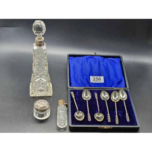 250 - A boxed set of six hallmarked silver teaspoons - hallmarks for Birmingham William Devenport 1901 tog... 