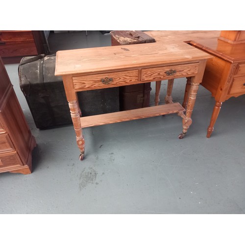 130 - A Victorian pine two drawer desk

Height 78cm
Width 108cm
Depth 47cm