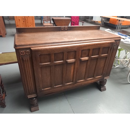 144 - An oak sideboard

Height 106cm
Width 138cm
Depth 54m