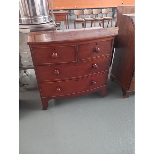 148 - A mahogany bow fronted two over two chest of drawers

Height 90cm
Width 88cm
Depth 46cm