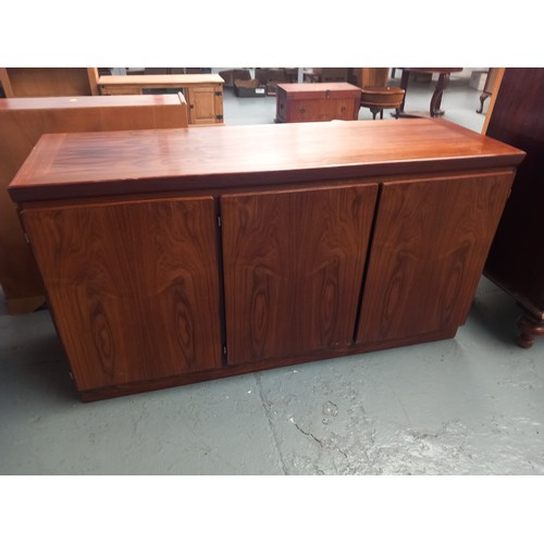 154 - A Rosewood Skovby Mobelfabrik sideboard

Height 82cm
Width 155cm
Depth 49cm