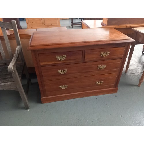 156 - A mahogany two over two chest of drawers

Height 80cm
Width 108cm
Depth 50cm