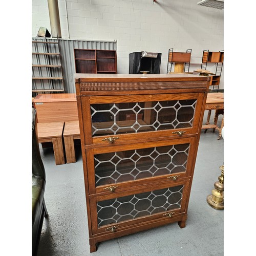 120 - An oak Globe Wernicke style bookcase

Height 130cm
Width 84cm
Depth 30cm