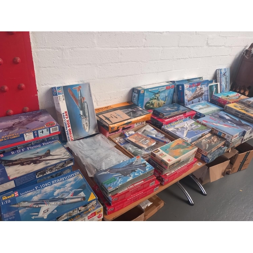 302 - A large collection of Airfix, Revel and other model kits