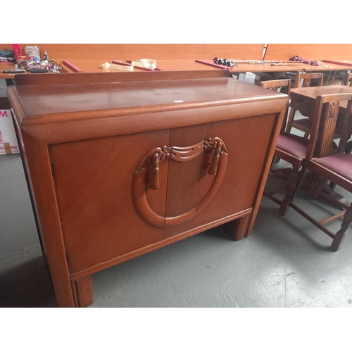 411 - An oak sideboard

Height 98cm
Width 122cm
Depth 48cm