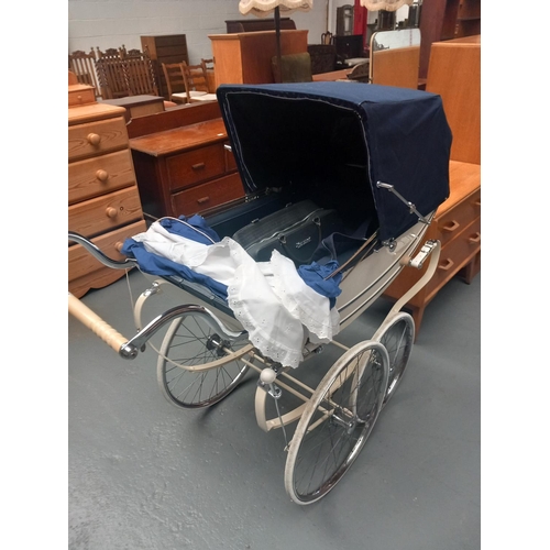 415 - A vintage Marmet pram in superb condition