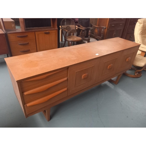 418 - A teak Stonehill sideboard

Height 72cm
Width 184cm
Depth 44cm