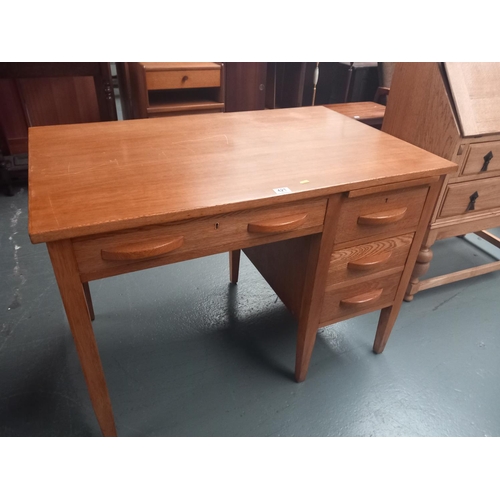 421 - An oak single pedestal desk

Height 77cm
Width 107cm
Depth 69cm