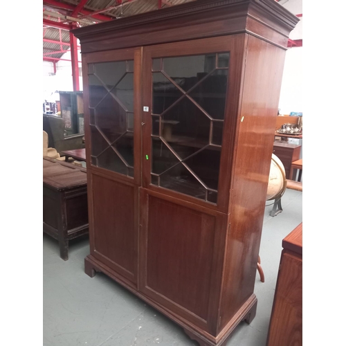 457 - A mahogany glazed top bookcase

Height 183cm
Width 120cm
Depth 50cm