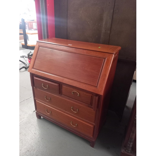 462 - A mahogany writing bureau

Height 108cm
Width 92cm
Depth 46cm