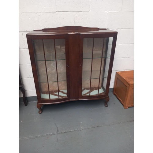 471 - A glass fronted china cabinet

Height 116cm
Width 106cm
Depth 32cm