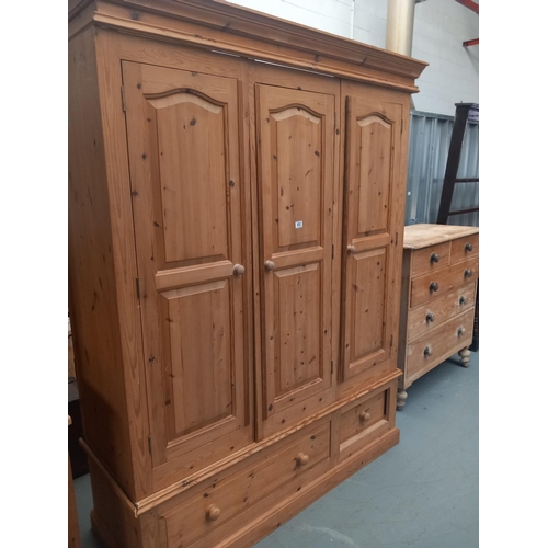 482 - A pine triple wardrobe (four sections)

Height 202cm
Width 150cm
Depth 56cm