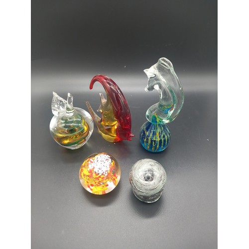 777 - Collection of glass to include a signed Mandruzzato vase from Murano, Caithness Oban vase, various p... 