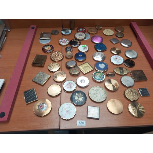 570 - A selection of compacts