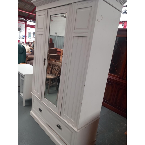 619 - A painted two section mirrored door wardrobe

Height 212cm
Width 118cm
Depth 47cm