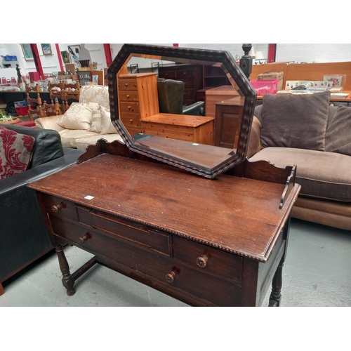 621 - An oak dressing table

Height 142cm
Width 122cm
Depth 55cm