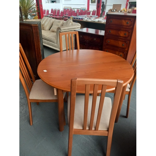 624 - A Morris of Glasgow circular dining table and four chairs