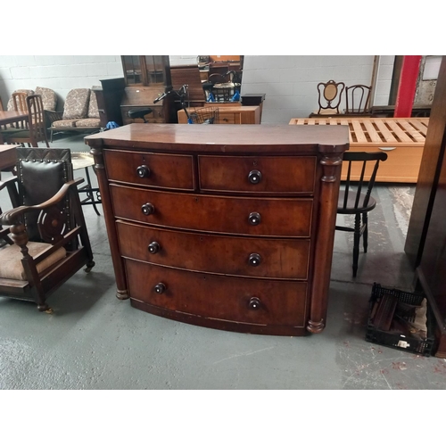 638 - A mahogany bow fronted two over three chest of drawers

Height 104cm
Width 128cm
Depth 60cm