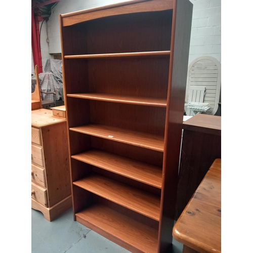 642 - A teak bookcase

Height 180cm
Width 90cm
Depth 28cm