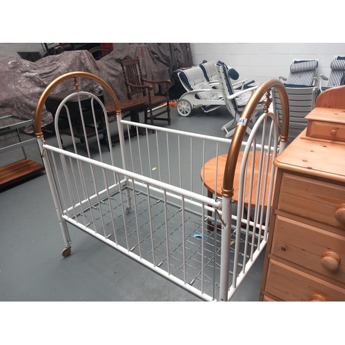 644 - A metal childs cot

Height 122cm
Width 120cm
Depth 62cm