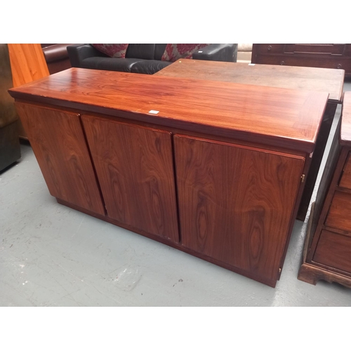 665 - A Rosewood Skovby Mobelfabrik sideboard

Height 82cm
Width 155cm
Depth 49cm