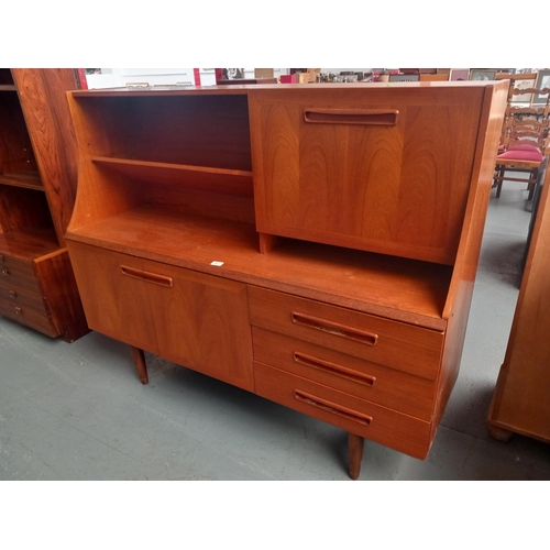 667 - A teak highboard

Height 124cm
Width 150cm
Depth 45cm