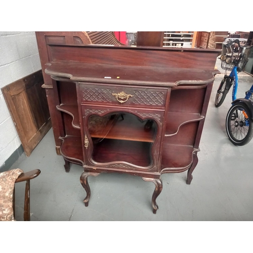 674 - A mahogany display cabinet

Height 116cm
Width 122cm
Depth 42cm