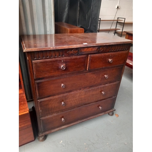 686 - An oak two over three chest of drawers

Height 108cm
Width 106cm
Depth 52cm