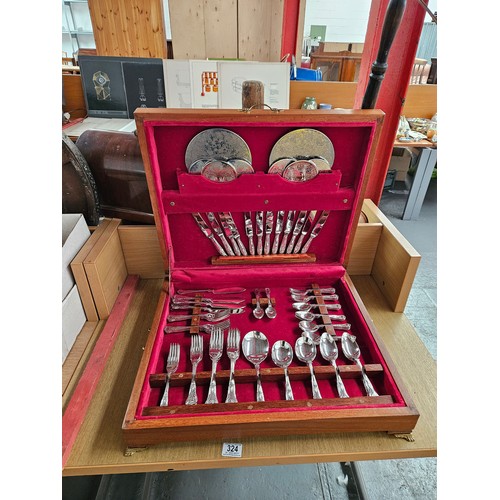 324 - A boxed canteen of Kings Pattern cutlery