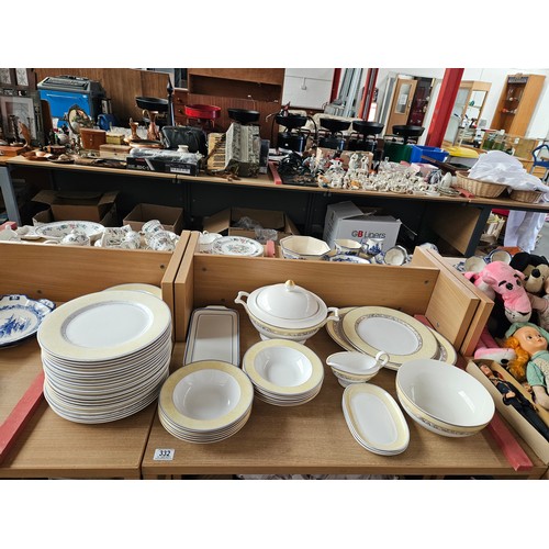 332 - A quantity of Villeroy and Boch dinner wares to include 