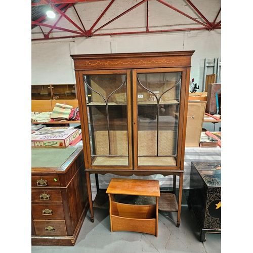 410 - A mahogany inlaid china cabinet together with a teak magazine rack 

China cabinet measures: Width 9... 