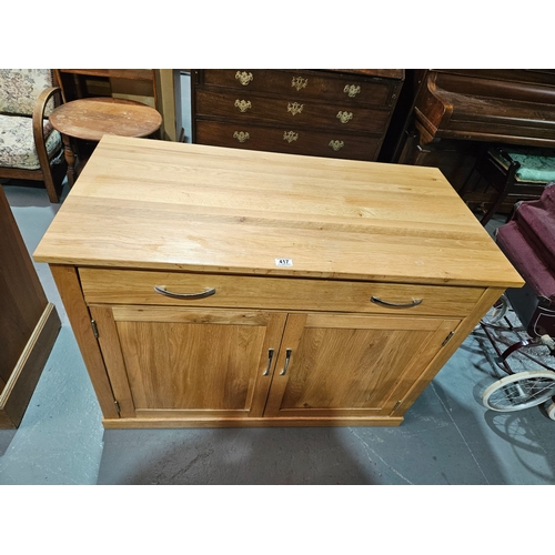 417 - Modern oak cabinet with pull out drawer

Measures: Depth 56cm, Width 109cm, Height 80cm