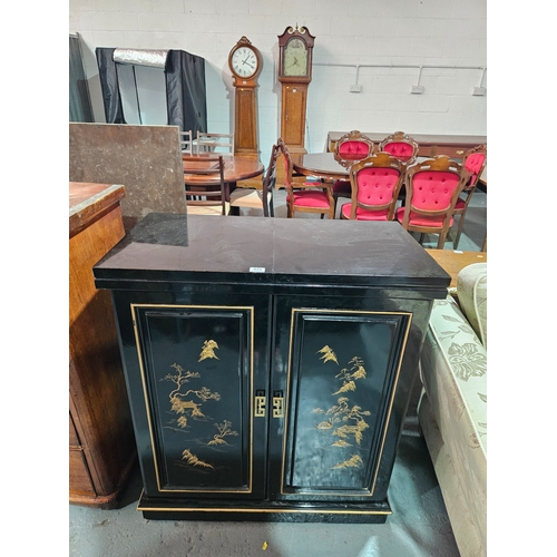 432 - A Chinese black lacquered bar/drinks cabinet with fold out top

Measures: Depth 48cm, Width 90cm, He... 