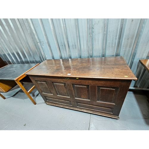 490 - An oak six panel coffer

Height 82cm, Width 140cm, Depth 58cm