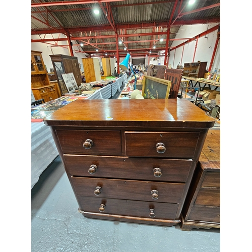 498 - A mahogany two over three chest of drawers

Height 110cm, Width 100cm, Depth 48cm