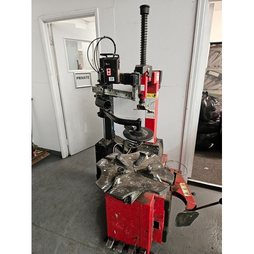 538 - A Pro-Align advanced tyre changing machine