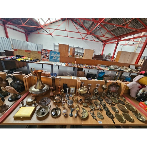 317 - A quantity of decorative metalware to include horse brasses, candlesticks, etc