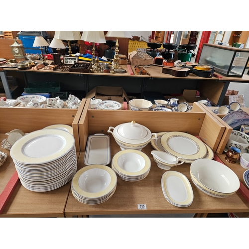 330 - A quantity of Villeroy and Boch dinner wares to include 