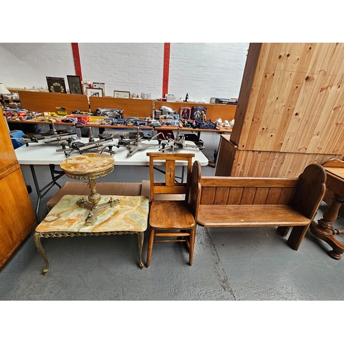 416 - A chapel chair, a small oak settle, and 2 brass based onyx topped coffee tables