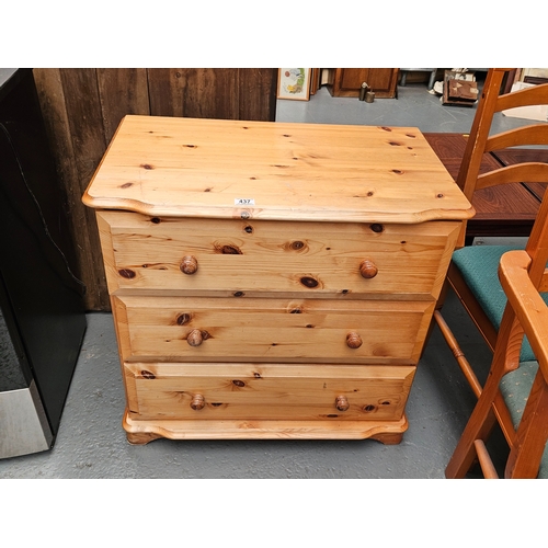 437 - A pine three drawer chest of drawers

Height 74cm, Width 76cm, Depth 46cm