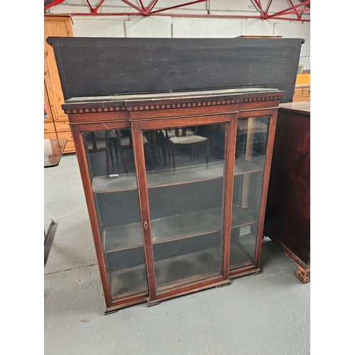 455 - A mahogany inlaid display cabinet 

Measures: Depth 30cm, Width 33cm, Height 105cm